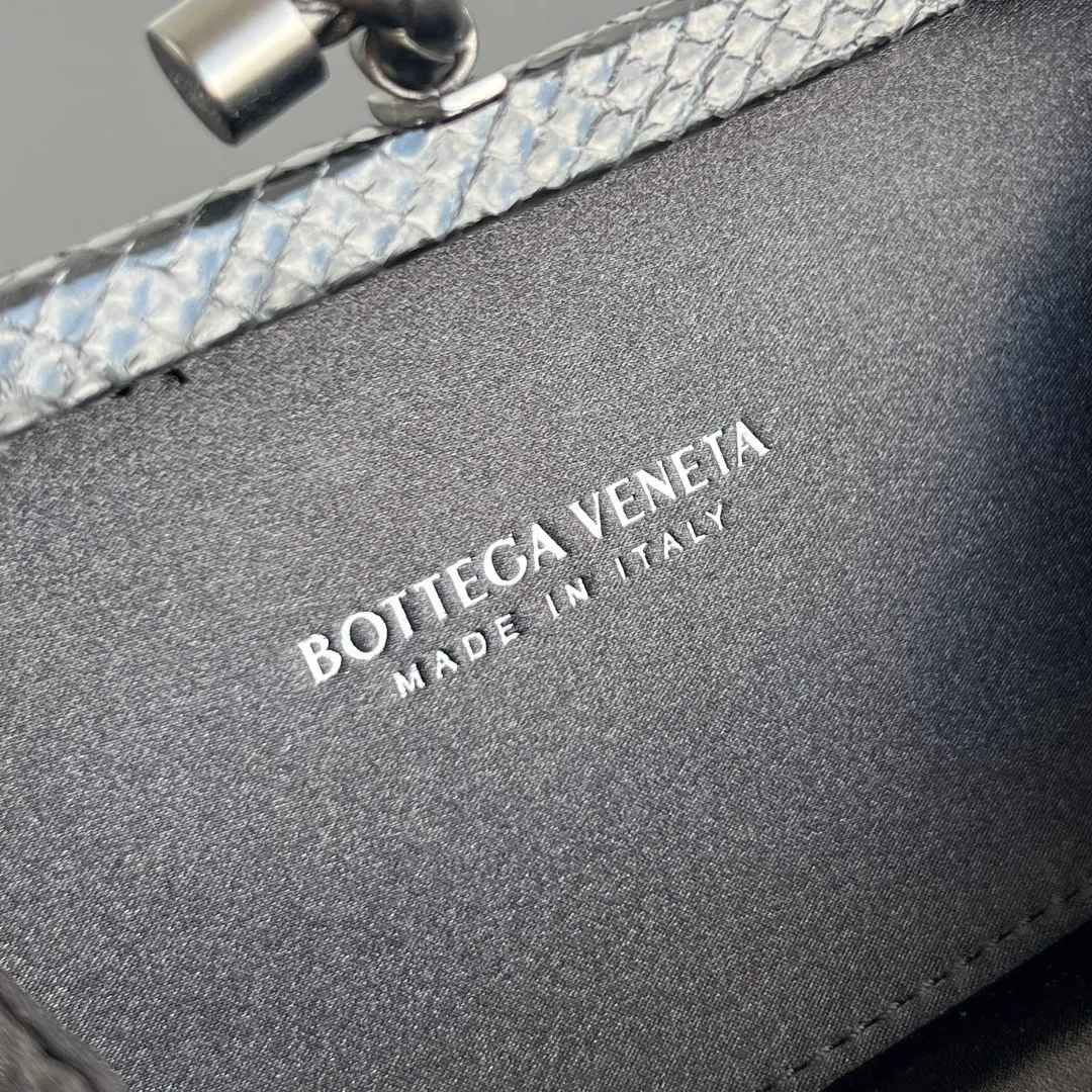 Batch 960 #BV Knot woven evening bag series~ (8651 16cm) Each bag reveals exquisite elegance💫Iconic classic silk weaving➕snake skin trim, with knot buckle, soft and delicate feel. The design is small and exquisite, low-key without logo, elegant and elegant. Paired with evening dress or cheongsam, it has the atmosphere of a famous and wealthy lady, full of aura and invincible texture💃 Dimensions: 16x10x5